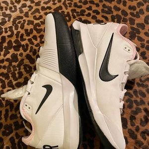 Nike Court AirMax Wildcards White with pink trim, size US 10.5. Never worn.